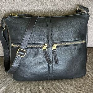 🚨$3🚨Fossil black pebbled leather crossbody bag with 2 outside zipper pockets.